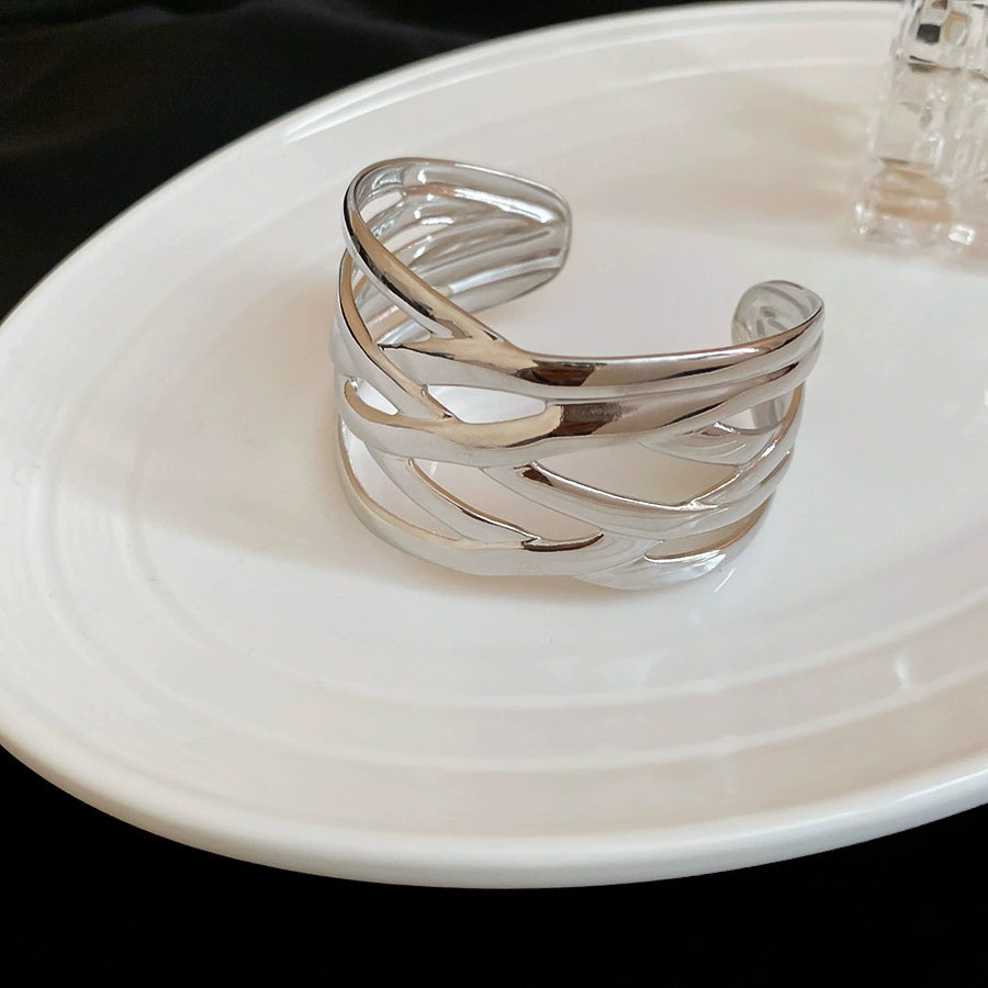 The European Wave Metal Bracelet – Light Luxury Floral-Inspired Bangle