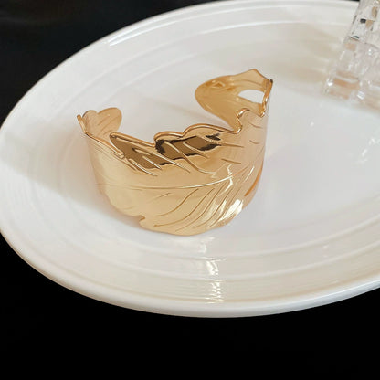 The European Wave Metal Bracelet – Light Luxury Floral-Inspired Bangle