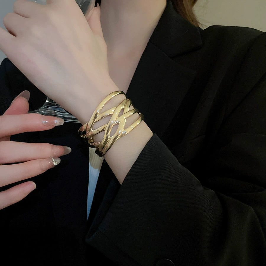 The European Wave Metal Bracelet – Light Luxury Floral-Inspired Bangle