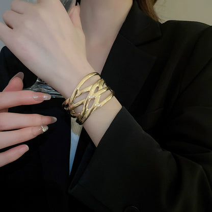 The European Wave Metal Bracelet – Light Luxury Floral-Inspired Bangle