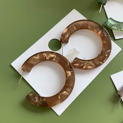 The Avocado C-Shaped Earrings – Minimalist Shell Gloss Style