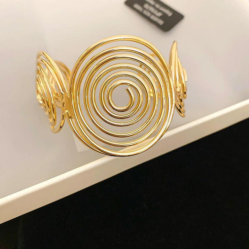 The European Wave Metal Bracelet – Light Luxury Floral-Inspired Bangle