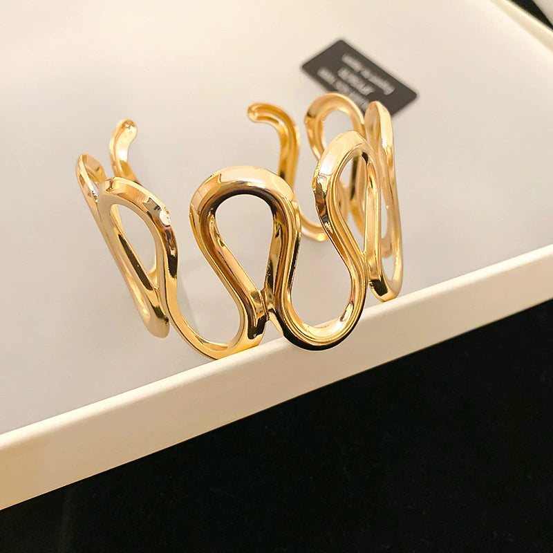 The European Wave Metal Bracelet – Light Luxury Floral-Inspired Bangle