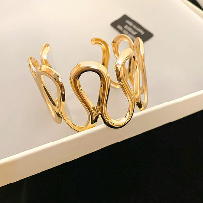 The European Wave Metal Bracelet – Light Luxury Floral-Inspired Bangle
