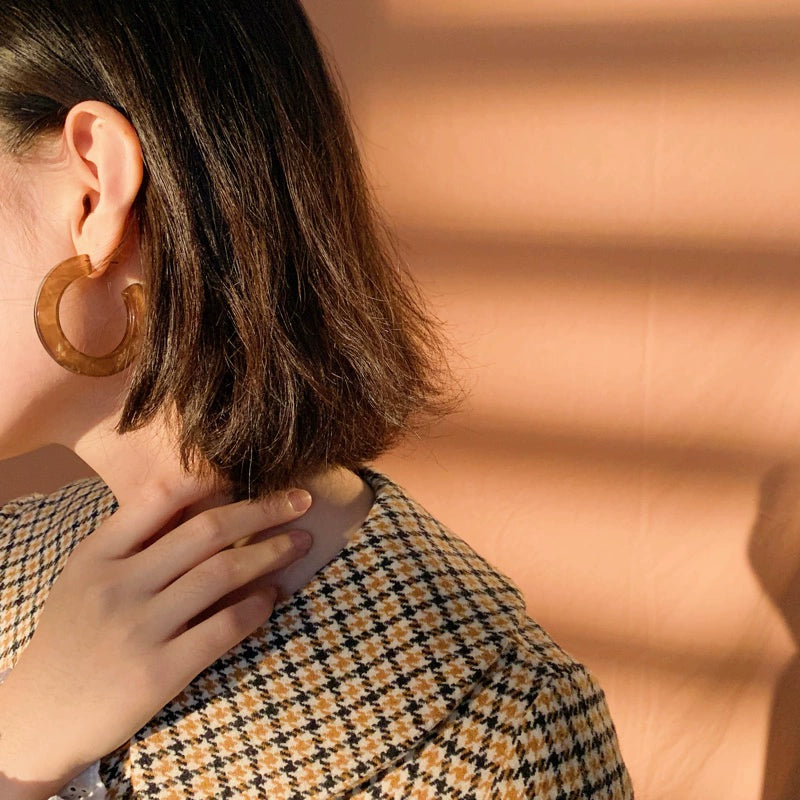 The Avocado C-Shaped Earrings – Minimalist Shell Gloss Style