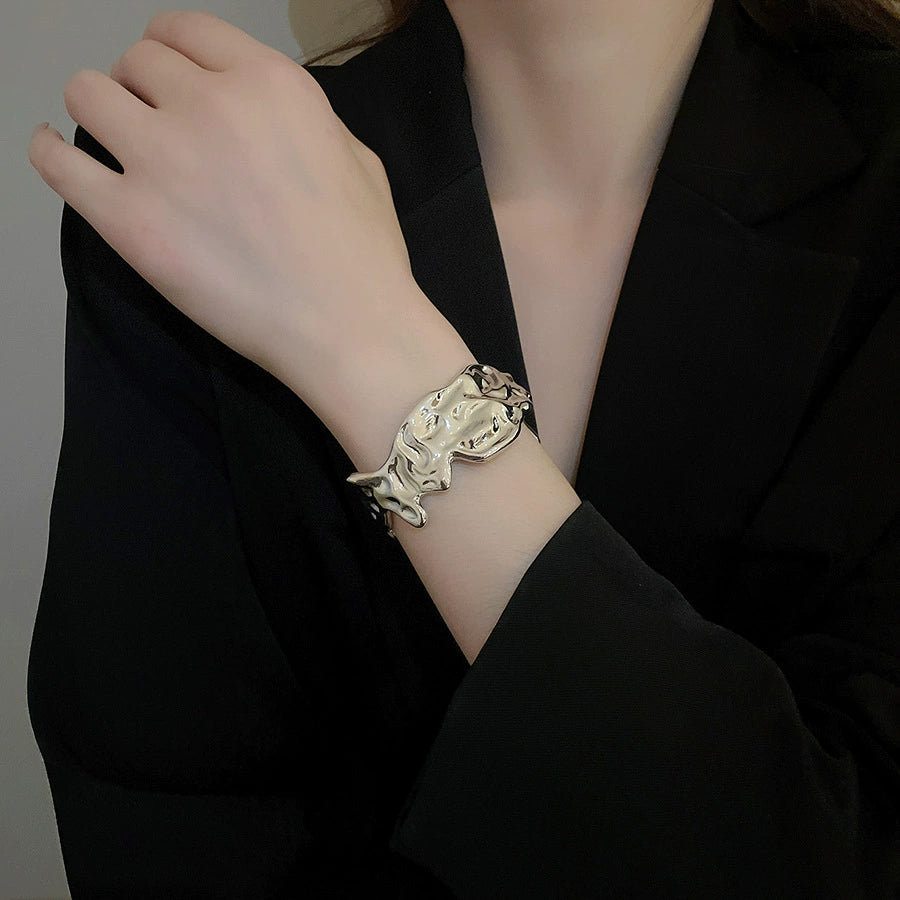 The European Wave Metal Bracelet – Light Luxury Floral-Inspired Bangle