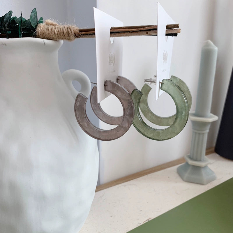 The Avocado C-Shaped Earrings – Minimalist Shell Gloss Style