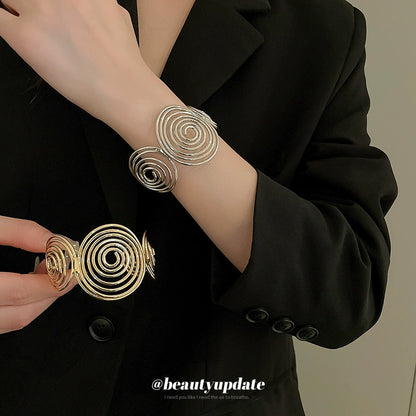 The European Wave Metal Bracelet – Light Luxury Floral-Inspired Bangle