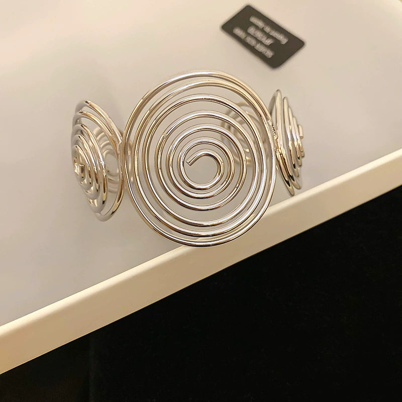 The European Wave Metal Bracelet – Light Luxury Floral-Inspired Bangle