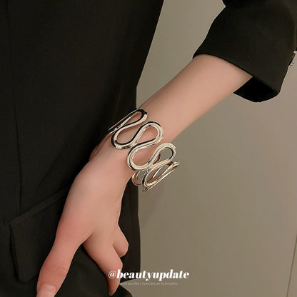 The European Wave Metal Bracelet – Light Luxury Floral-Inspired Bangle