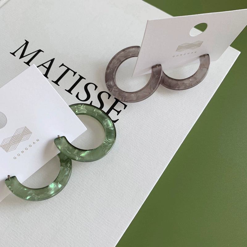The Avocado C-Shaped Earrings – Minimalist Shell Gloss Style