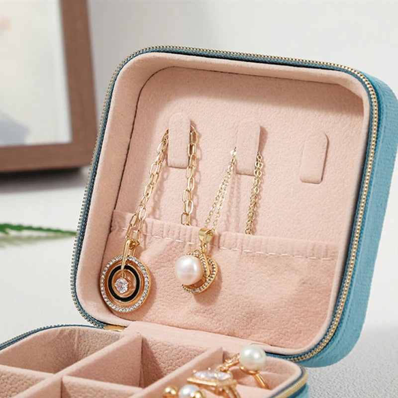 Velvet Travel Jewelry Box – Compact Elegance On the Go 💎