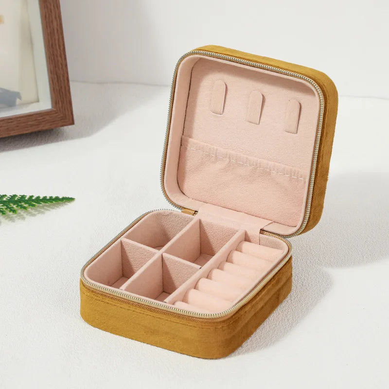 Velvet Travel Jewelry Box – Compact Elegance On the Go 💎
